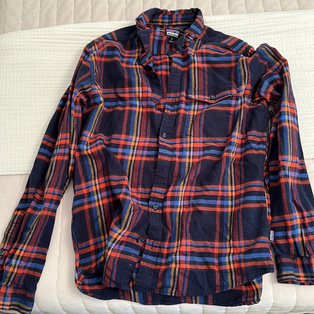Patagonia men’s M casual button down.
